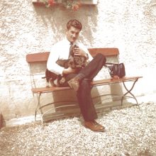 Neatsitiktinai: J.Lukša Lichtenšteino pilies parke Treifelberge su vietos gyventojo taksų veislės šuneliu. 1950 m. liepa.