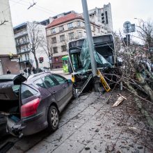 Kraupi avarija Kauno centre: autobusui įsirėžus į stulpą sužalota keleivė
