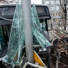 Kraupi avarija Kauno centre: autobusui įsirėžus į stulpą sužalota keleivė