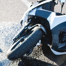 Per avariją sužalotas jaunas motociklininkas