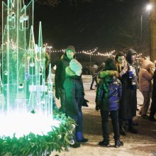 Jonavoje suspindo ne tik Kalėdų eglė – nušvito ir pasakiškas eglučių miestelis