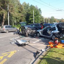 Vilniuje susidūrus penkiems automobiliams du žmonės žuvo, trys buvo prispausti