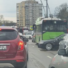 V. Krėvės prospekto pėsčiųjų perėjoje „Opel“ vairuotojas partrenkė moterį