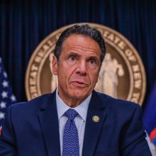 J. Bidenas ragina Niujorko gubernatorių trauktis dėl kaltinimų lytiniu priekabiavimu