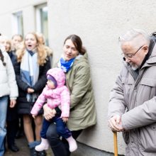 Pasveikinti V. Landsbergio su 91-uoju gimtadieniu prie namų susirinko bendražygiai ir draugai
