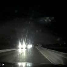 Aklinoje tamsoje pėsčiojo vos nepervažiavęs vairuotojas: žmogelis žaidžia rusišką ruletę