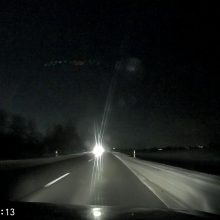 Aklinoje tamsoje pėsčiojo vos nepervažiavęs vairuotojas: žmogelis žaidžia rusišką ruletę