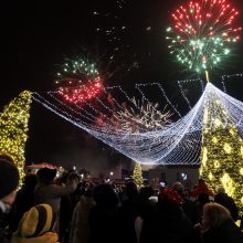 Jonavoje suspindo ne tik Kalėdų eglė – nušvito ir pasakiškas eglučių miestelis