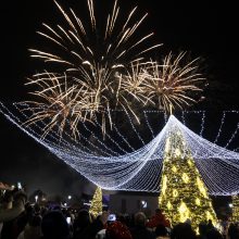 Jonavoje suspindo ne tik Kalėdų eglė – nušvito ir pasakiškas eglučių miestelis