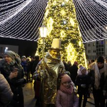 Jonavoje suspindo ne tik Kalėdų eglė – nušvito ir pasakiškas eglučių miestelis