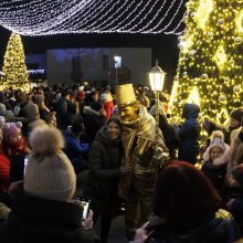 Jonavoje suspindo ne tik Kalėdų eglė – nušvito ir pasakiškas eglučių miestelis