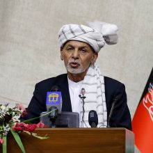 JAE priglaudė nuverstą Afganistano prezidentą „humanitariniais pagrindais“