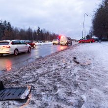 Vilniuje susidūrė ir nuo kelio nuvažiavo automobiliai: medikams perduoti trys žmonės