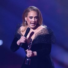 Dainininkė Adele užkulisiuose nukrito ant grindų: prasidėjo nepakeliamas skausmas