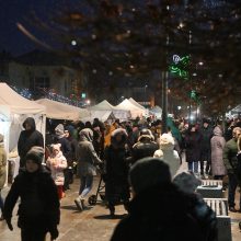 Marijampolėje įžiebta Kalėdų eglė, padabinta spalvą keičiančiomis stygomis