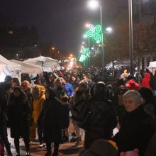 Marijampolėje įžiebta Kalėdų eglė, padabinta spalvą keičiančiomis stygomis