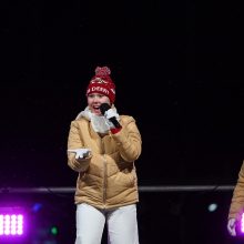 Marijampolėje įžiebta Kalėdų eglė, padabinta spalvą keičiančiomis stygomis