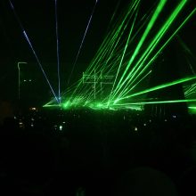 Marijampolėje įžiebta Kalėdų eglė, padabinta spalvą keičiančiomis stygomis