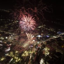 Jonavoje suspindo ne tik Kalėdų eglė – nušvito ir pasakiškas eglučių miestelis