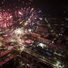 Jonavoje suspindo ne tik Kalėdų eglė – nušvito ir pasakiškas eglučių miestelis