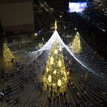 Jonavoje suspindo ne tik Kalėdų eglė – nušvito ir pasakiškas eglučių miestelis