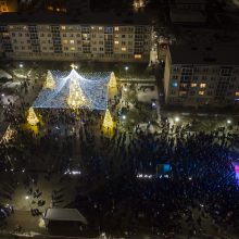 Jonavoje suspindo ne tik Kalėdų eglė – nušvito ir pasakiškas eglučių miestelis