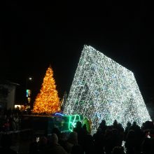 Įžiebta auksu tviskanti Anykščių eglė
