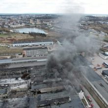 Bendrovės „Ekologistika“ gaisro vietoje pradėtos tvarkyti padangų atliekos 