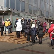 Norimos vakcinos sulaukę Vilniaus senjorai suplūdo skiepytis: neišvengta kalbų ir apie „AstraZeneca“