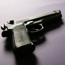 Kaune vyras policijai atidavė neteisėtai laikomą pistoletą