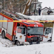 Į gaisrą skubėję ugniagesiai Panemunėje rėžėsi į stotelę: sužalota moteris