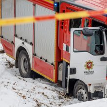 Į gaisrą skubėję ugniagesiai Panemunėje rėžėsi į stotelę: sužalota moteris