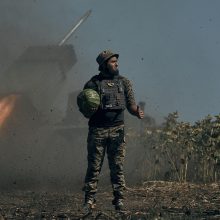 Vokietijos URM vadovė ragina Berlyną greitai apsispręsti dėl tankų tiekimo Ukrainai