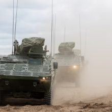 Kariuomenei siūloma leisti pačiai rengti karinių transporto priemonių vairuotojus