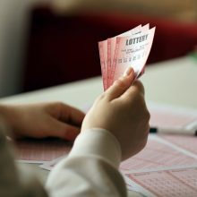 Loterijose pralobusi kiosko darbuotoja turės atlyginti beveik 31 tūkst. eurų žalą