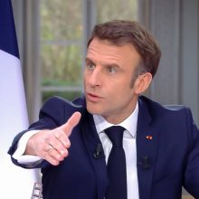 E. Macronas sako esąs pasirengęs susitaikyti su nepopuliarumu dėl pensijų reformos