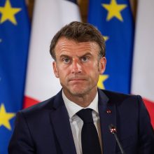 E. Macronas ragina Europą kurti savo oro gynybos sistemas ir pernelyg nepasikliauti JAV