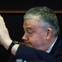 EP panaikino dviejų savo narių neliečiamybę tyrime dėl kyšininkavimo