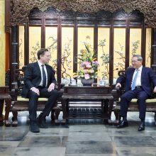 E. Muskas Kinijos sostinėje surengė derybas su šalies premjeru