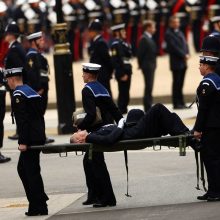 Dar viena nelaimė Elizabeth II laidotuvėse: ant neštuvų išneštas policijos pareigūnas