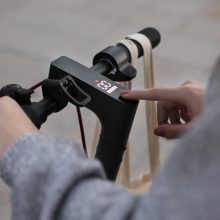 Medikų rankose atsidūrė nepilnametė: važiuojančią paspirtuku kliudė automobilis