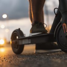 Suinstaliuota paspirtukų nuomos programėlė apkarto: vyras neteko per 7 tūkst. eurų