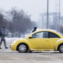 Kelininkai perspėja: eismo sąlygas sunkina snygis ir plikledis
