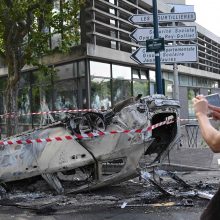 Vidaus reikalų ministras: Prancūzijoje per smurto naktį sulaikyti 875 žmonės