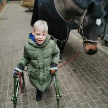 Mažo berniuko kūną kausto paralyžius: svajonę vaikščioti atiduoda į geradarių rankas