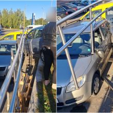 Vilniuje į du automobilius rėžėsi „Mercedes-Benz“ ir pavojingai pakibo ant atitvaro