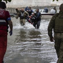 Vandens lygis užtvindytoje Ukrainos Chersono srityje per naktį nukrito 64 cm