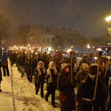 Miesto gatvėmis – su deglais rankose: keli šimtai klaipėdiečių nepabūgo net pūgos