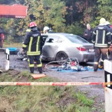 Klaipėdos rajone BMW rėžėsi į autokraną: sužeisti trys žmonės <span style=color:red;>(papildyta)</span>