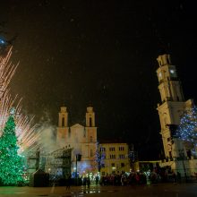 Įžiebta pagrindinė Kauno eglė: mieste prasideda šiltų Kalėdų laukimas